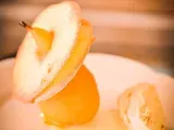 Recette Poires pochées au jus d’orange, langue de chat en disque, ganache de chocolat blanc