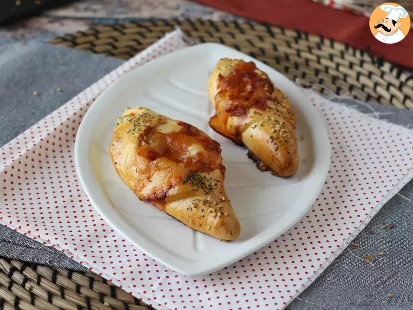 Petits pains bateaux façon pizza farcis de sauce tomate, jambon et mozzarella - photo 2
