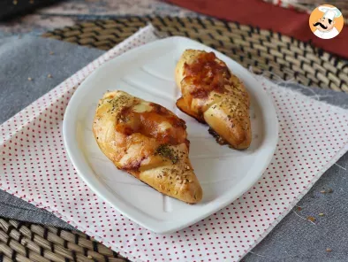 Petits pains bateaux façon pizza farcis de sauce tomate, jambon et mozzarella - photo 2
