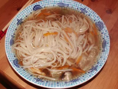 Soupe de nouilles udon au poulet et champignons shiitake